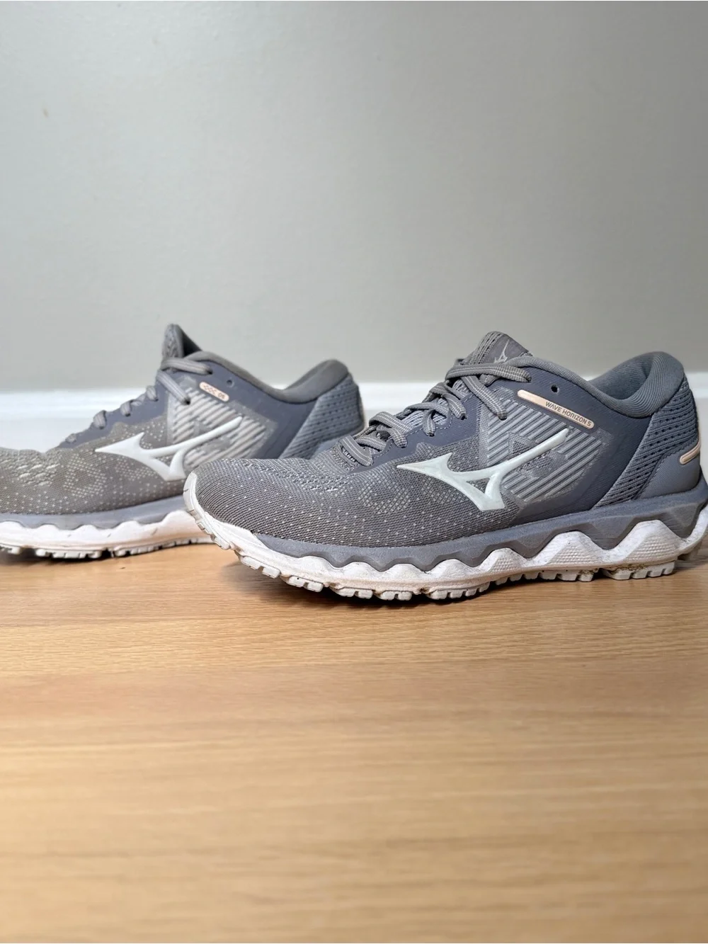 Mizuno Wave Horizon 5 Women’s Running Shoes – Gray/Silver – Size 7.5
